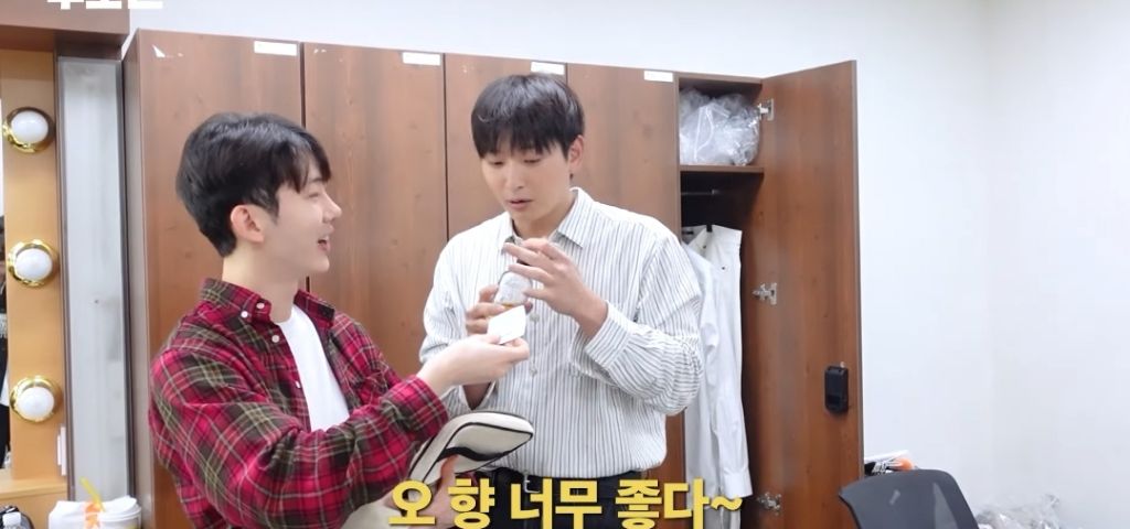 올리브영 재질로 왓츠인마이백하는 조권.jpg | 인스티즈