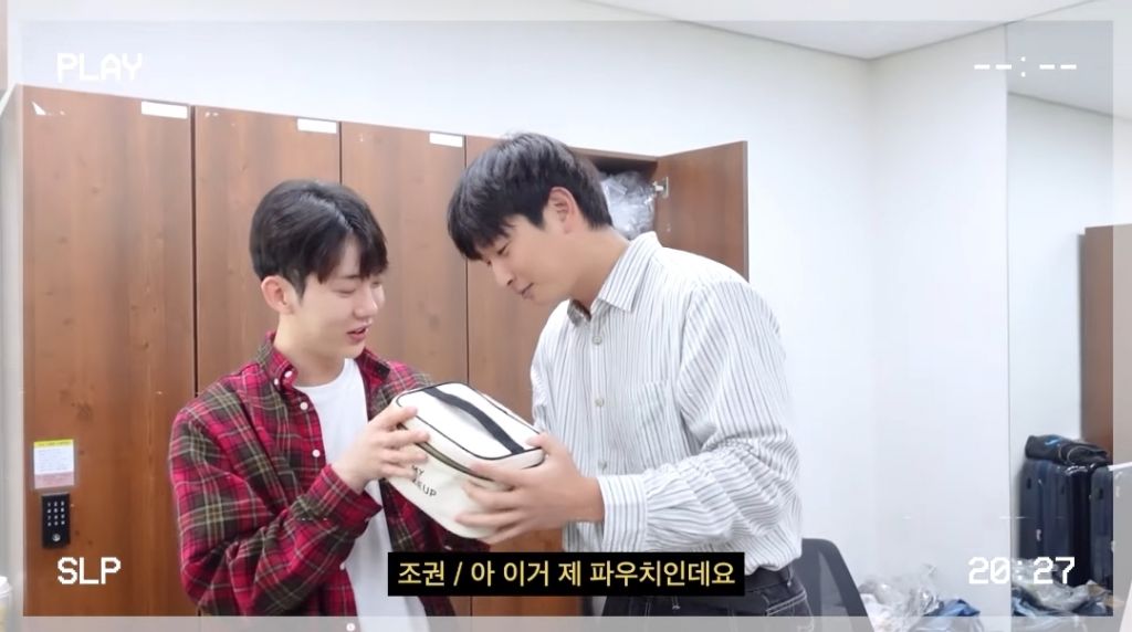 올리브영 재질로 왓츠인마이백하는 조권.jpg | 인스티즈