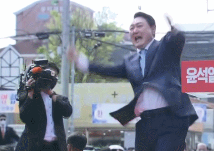 윤석열이 활동기간 내내 하고 다닌 시그니처 동작 | 인스티즈