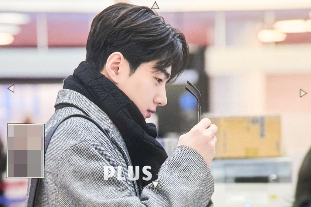 안경이 너무 잘어울리는 출국하는 인피니트엘 | 인스티즈