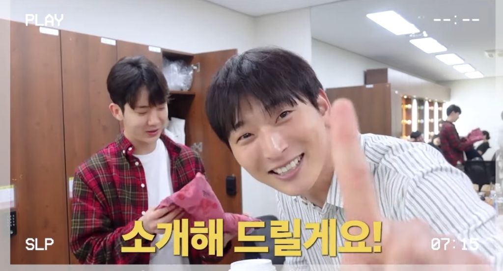 올리브영 재질로 왓츠인마이백하는 조권.jpg | 인스티즈