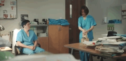 [슬기로운 의사생활] 얼죽아인 상사에게 뜨아주고 엿맥였습니다 ㅋ | 인스티즈