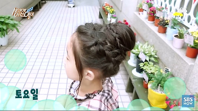 딸 머리 묶어주다가 뜻밖에 재능 찾은 아버지.j | 인스티즈