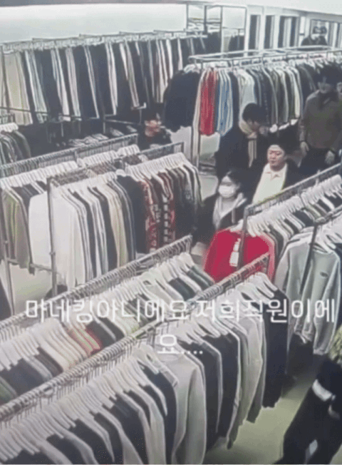 옷 가게에서 발생한 민망한 상황ㅋㅋㅋㅋ.gif | 인스티즈