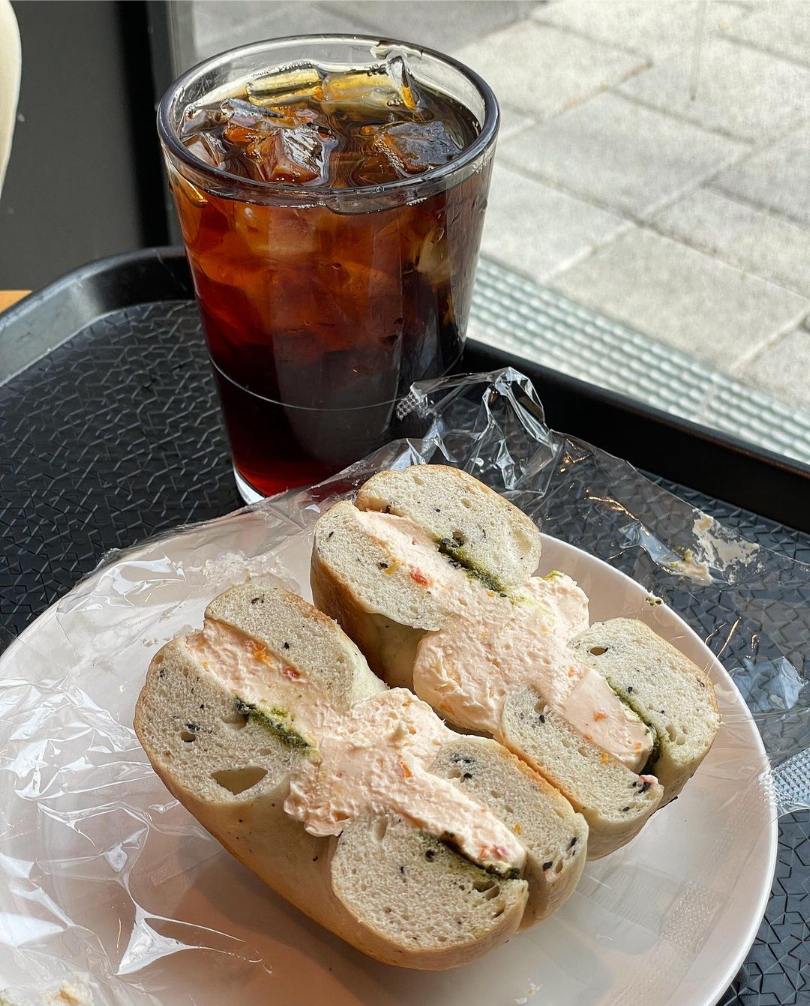  먹방에서 거의 반으로 갈리는 스벅 바질토마토베이글의 느끼함 정도 | 인스티즈