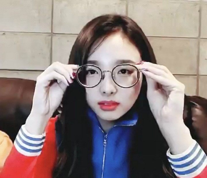 아이돌이 도수 있는 '진짜' 안경을 써보았다 | 인스티즈