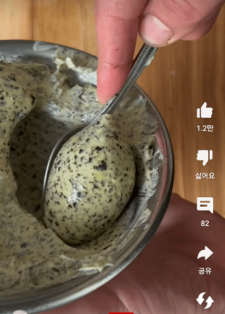 숟가락으로 버터 예쁘게 모양내는거 그냥 보고있으면 기분좋아짐 | 인스티즈