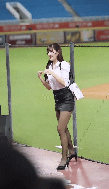 오피스룩 입은 대만 치어리더 .gif | 인스티즈