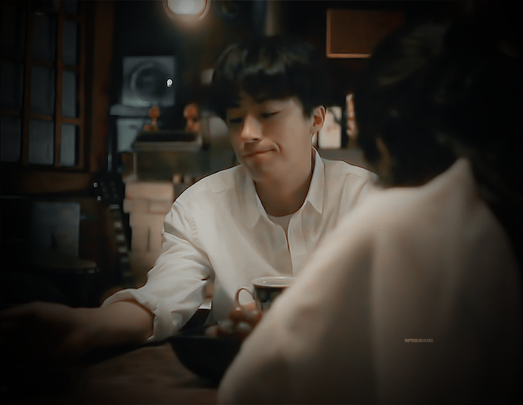 배우 구교환을 처음 알게 된 작품은?.gif
