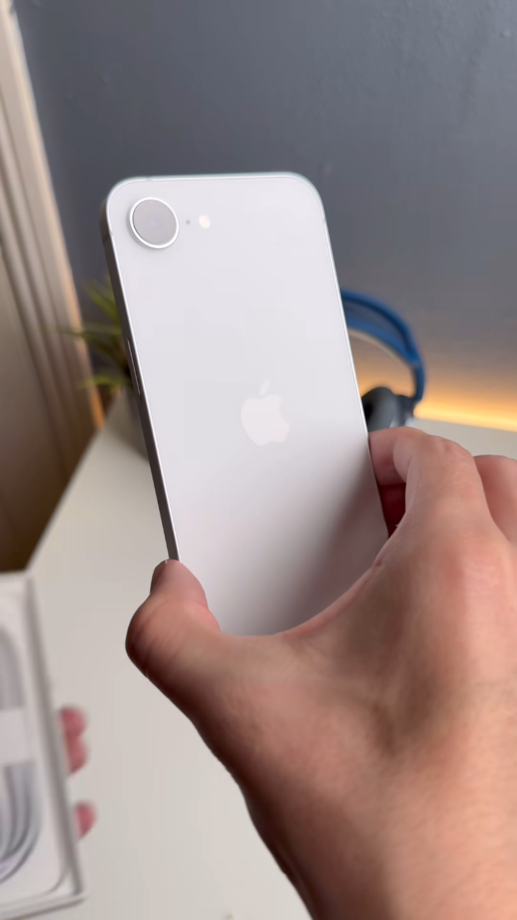 슬슬 보이기 시작하는 아이폰se4 실물샷 | 인스티즈