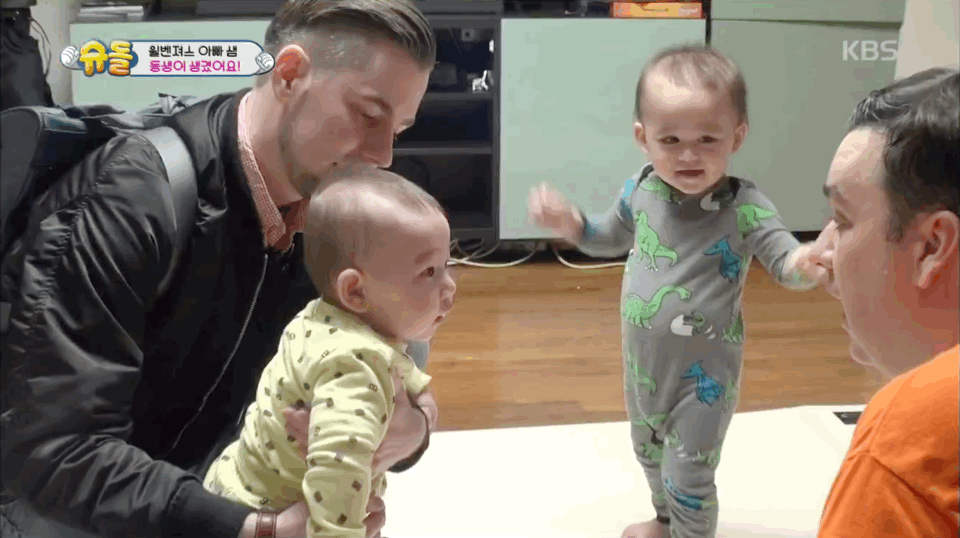 [슈돌] 아기 미꼬가 너무 귀여워 몸 둘 바를 모르는 15개월 벤틀리 | 인스티즈