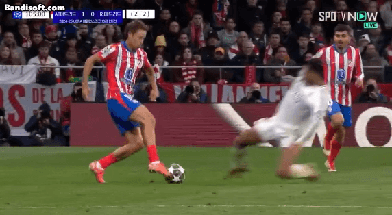 PK 실축한 비니시우스에 대한 벨링엄 반응 gif | 인스티즈