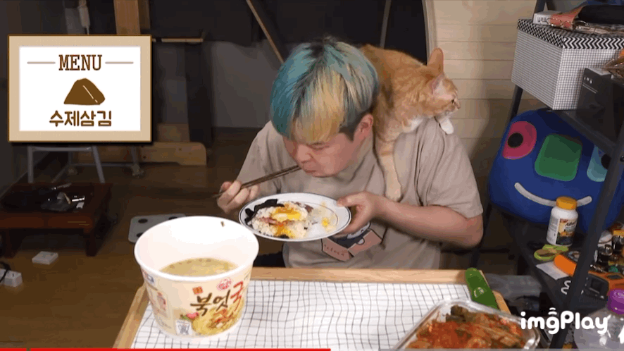 자식 등에 업고 일하는 먹방 유튜버 | 인스티즈
