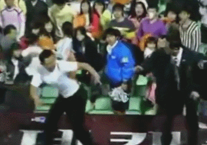  15년 전 사직구장 양아치 다굴 사건.gif