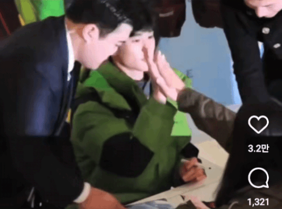 김수현 손버릇 | 인스티즈