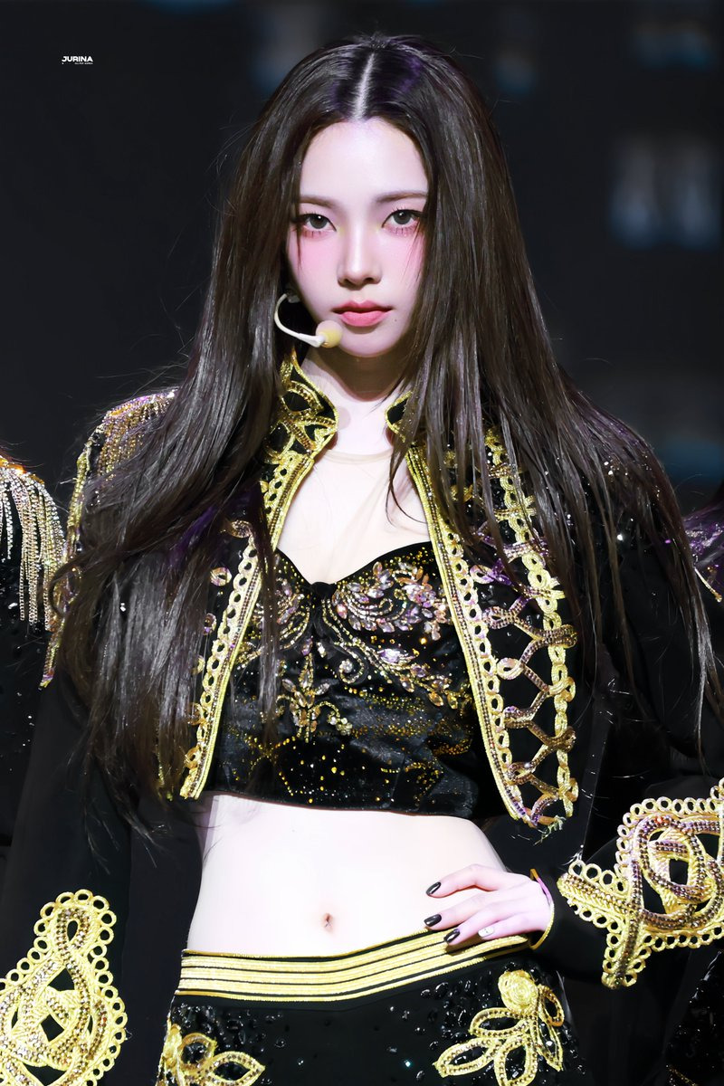 제복 입은 카리나 | 인스티즈