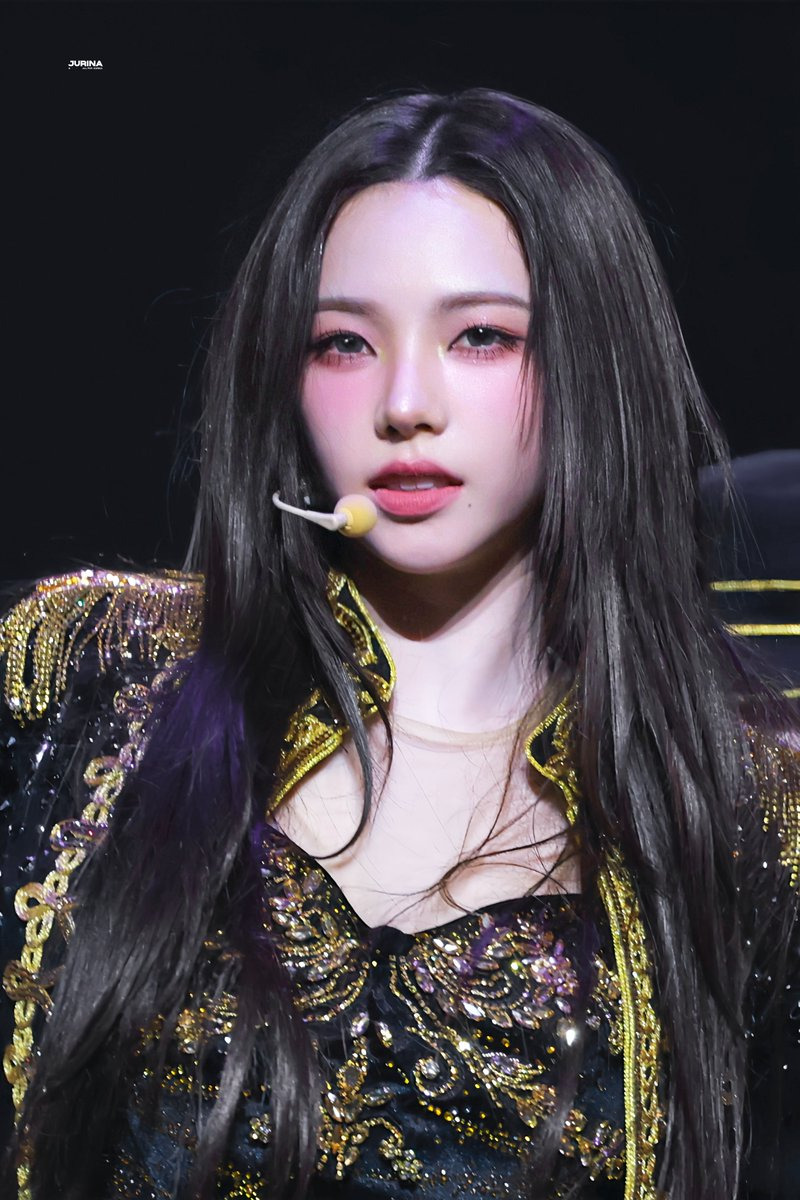 제복 입은 카리나 | 인스티즈