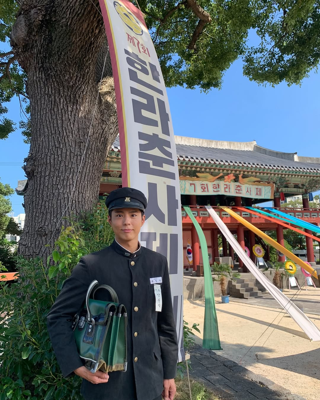 박보검 인스타 폭싹 교복착장 사진 업뎃 with 아이유 | 인스티즈