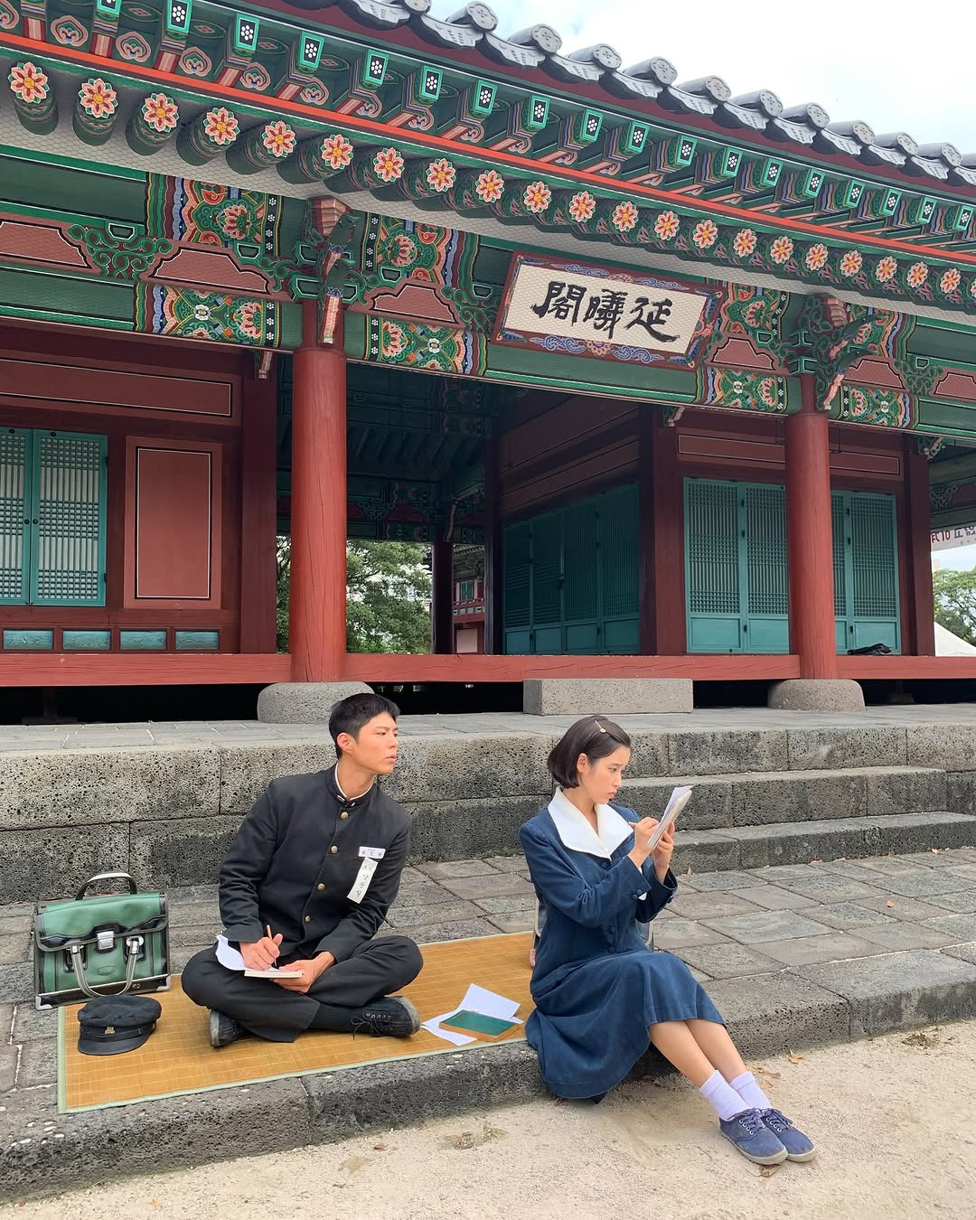 박보검 인스타 폭싹 교복착장 사진 업뎃 with 아이유 | 인스티즈
