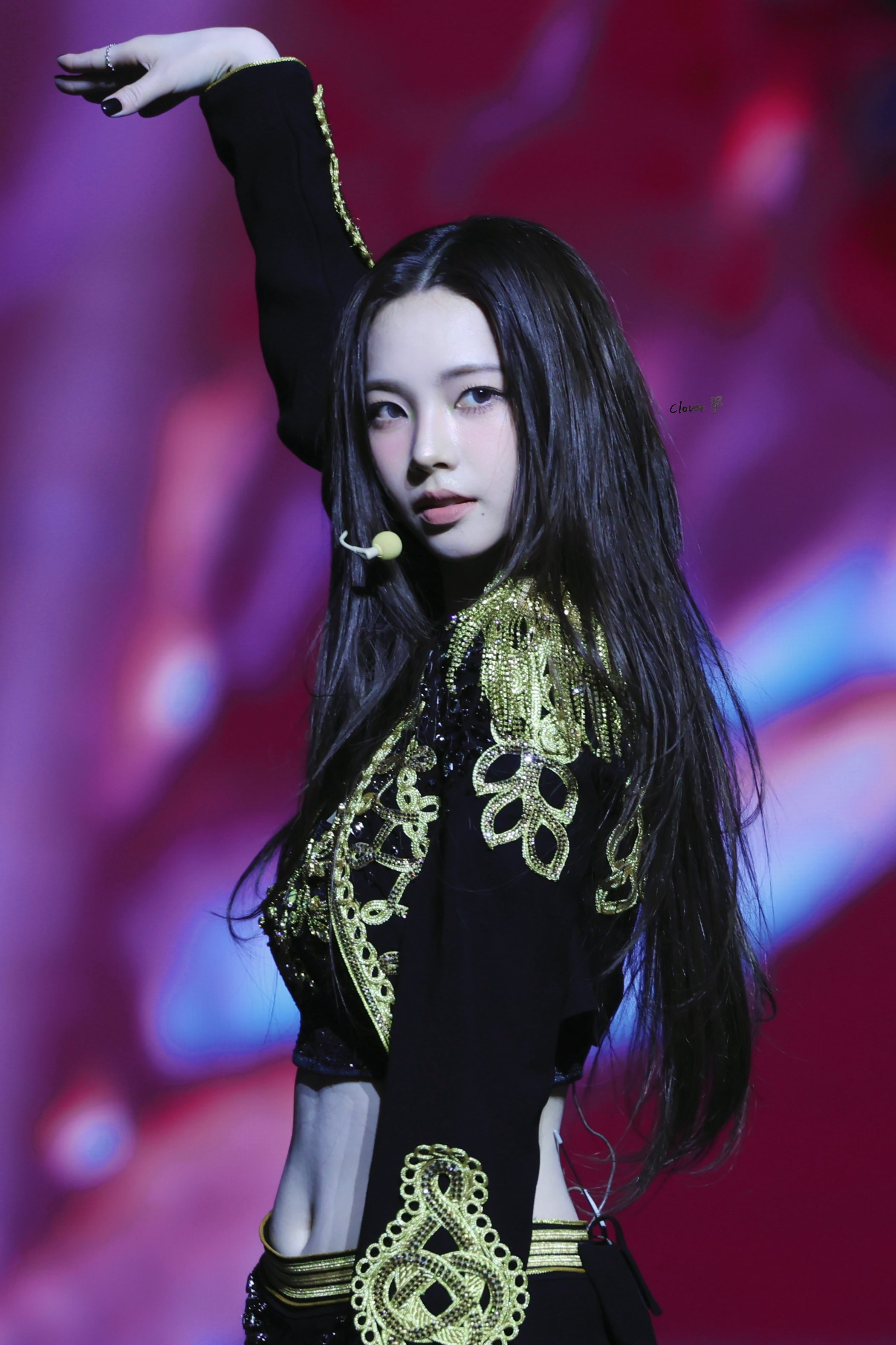  제복 입은 카리나