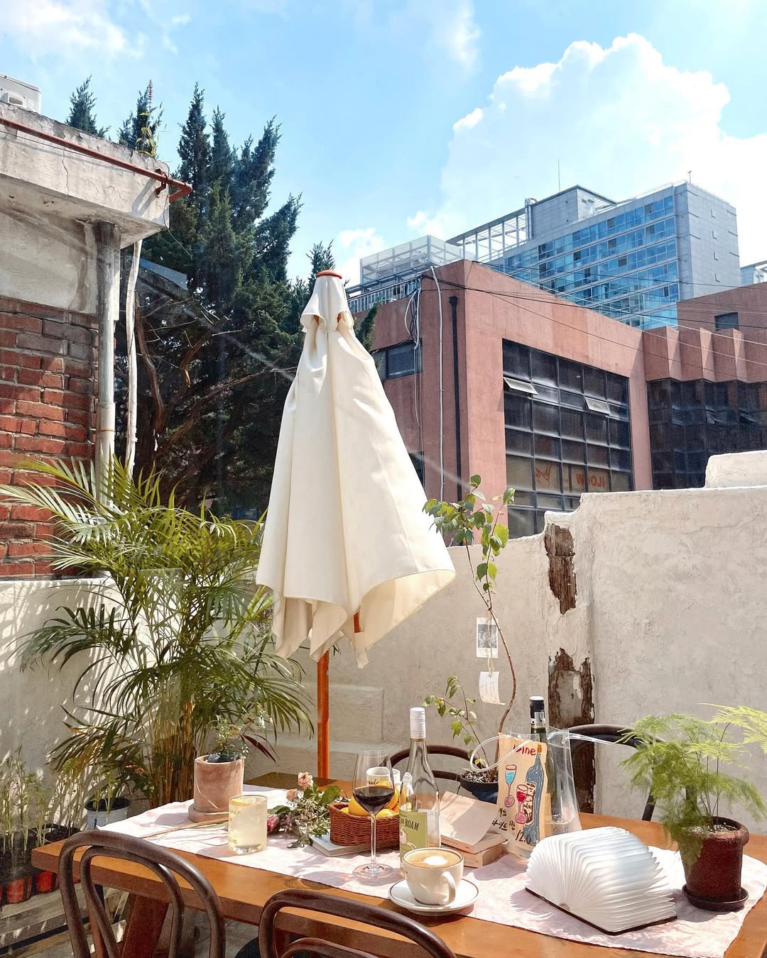 커피부터 술까지, 음미하며 독서하기 좋은 카페 4 | 인스티즈