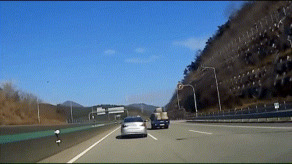  한문철 변호사도 이런 건 처음 본다고 놀란 영상.gif