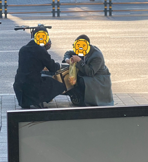회사앞에서 어떤 새끼들이 야쿠르트 아줌마 가방 털길래