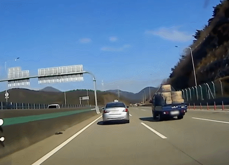 한문철 변호사도 이런 건 처음 본다고 놀란 영상.gif | 인스티즈
