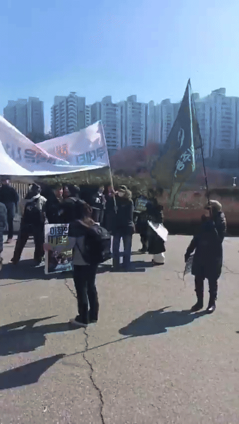 '이화여대 탄핵 찬성 집회' 방해한 유튜버들 고발 당해 | 인스티즈