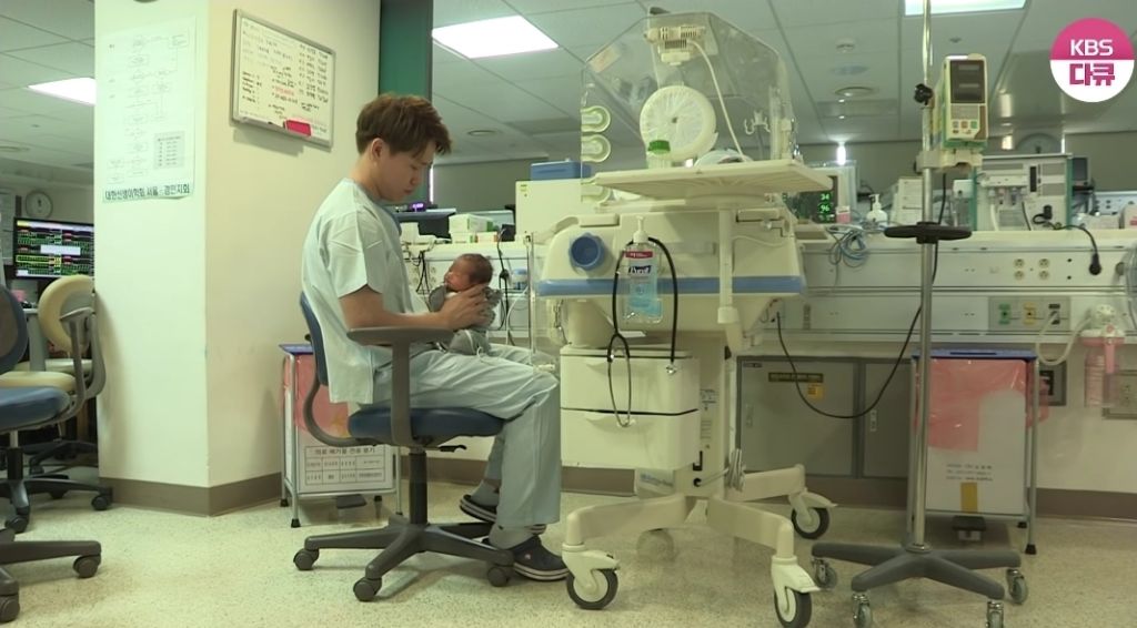 간호사가 신생아 분유 먹이고 소화시키는데 아기가 너무 귀엽다 | 인스티즈