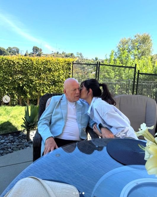 데미 무어, '치매 투병' 브루스 윌리스와 이혼했지만…25년 지나도 ♥ [Oh!llywood] | 인스티즈