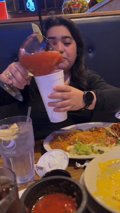 테이크아웃잔에 완벽하게 옮기는 짤.gif | 인스티즈