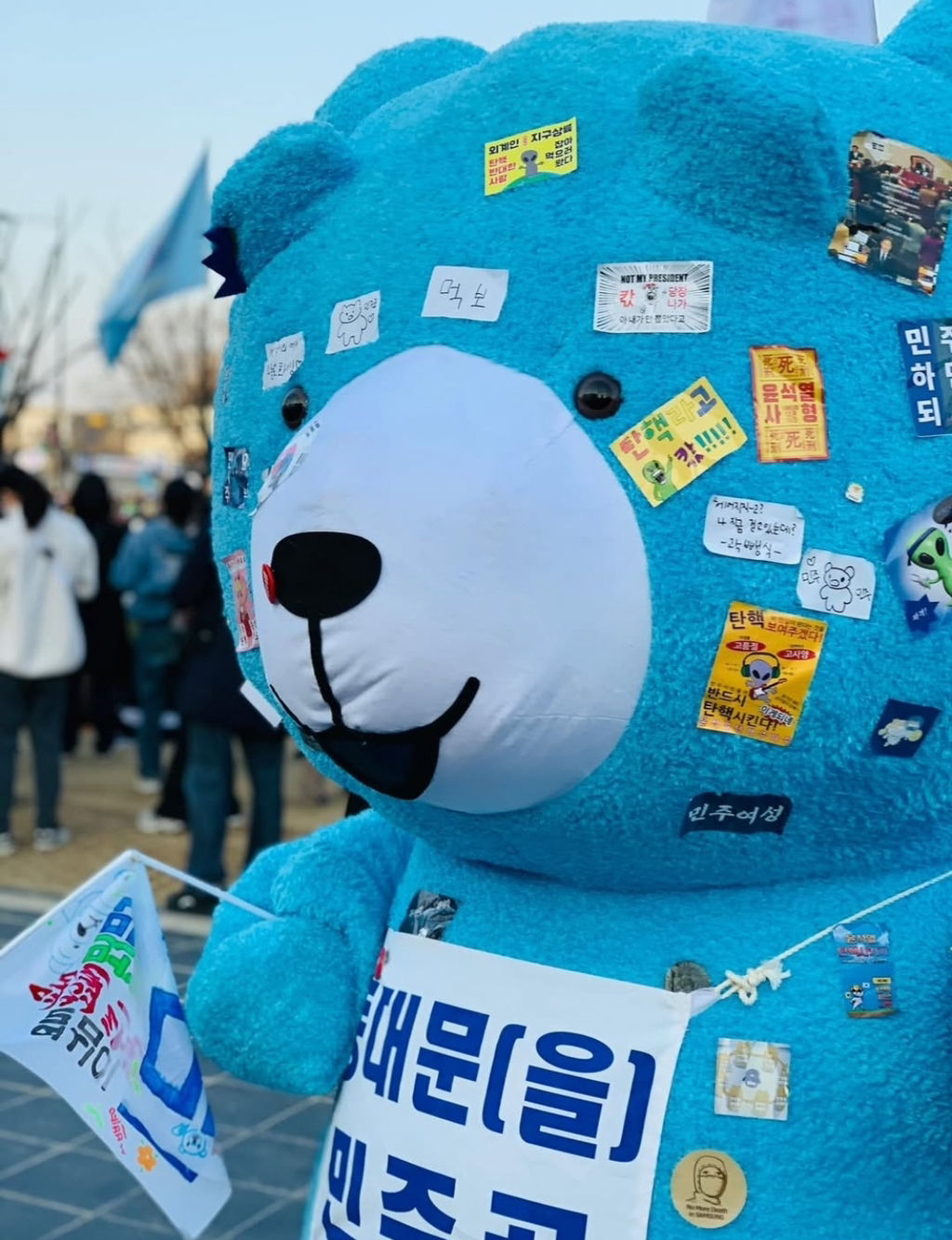 광화문 집회에서 곰꾸당하는 민주곰 | 인스티즈