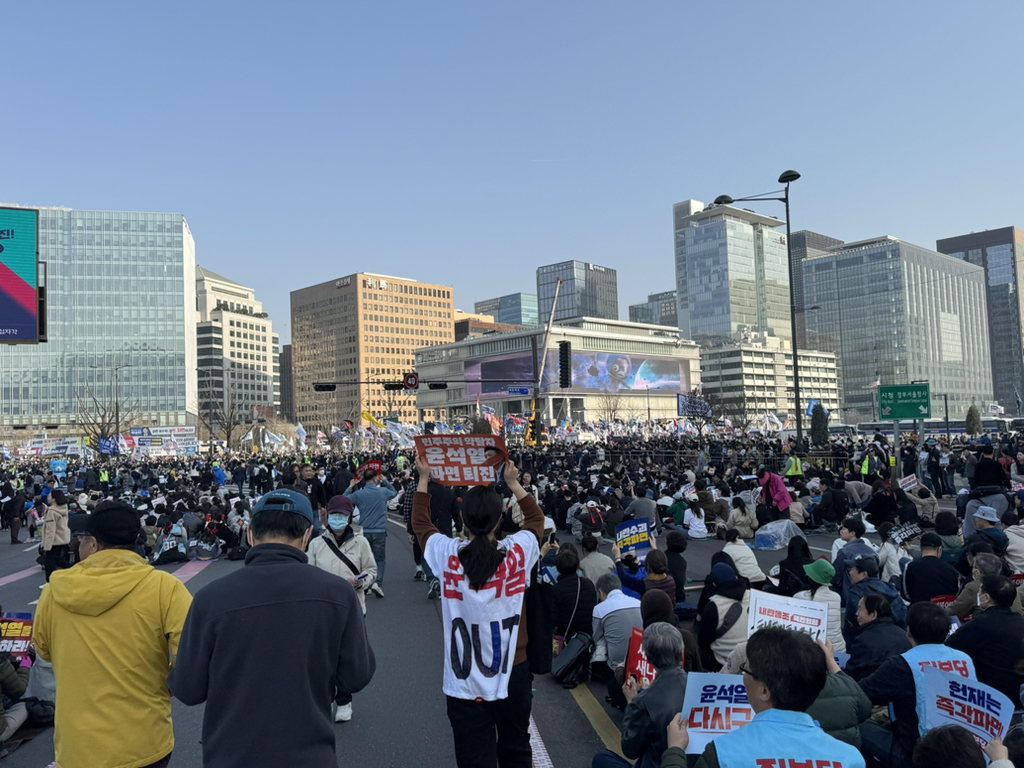 1호차 행진 끝나갈 때 막호차 사람들이 출발했던 🇰🇷윤석열 탄핵 찬성집회 행진(3/22) | 인스티즈