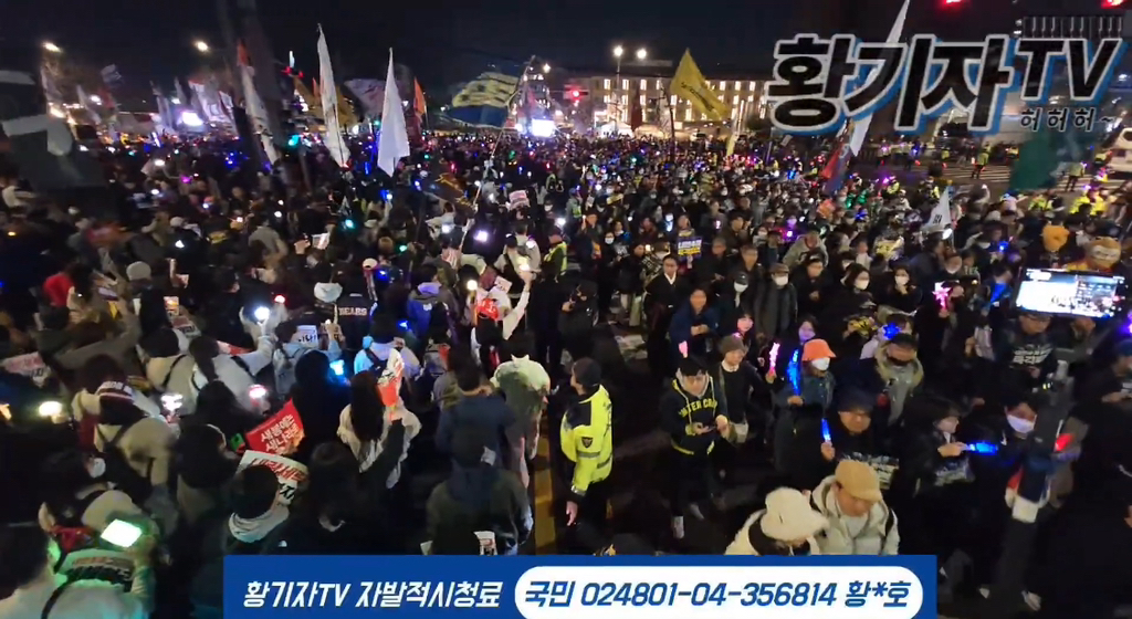 광화문 집회에서 곰꾸당하는 민주곰 | 인스티즈