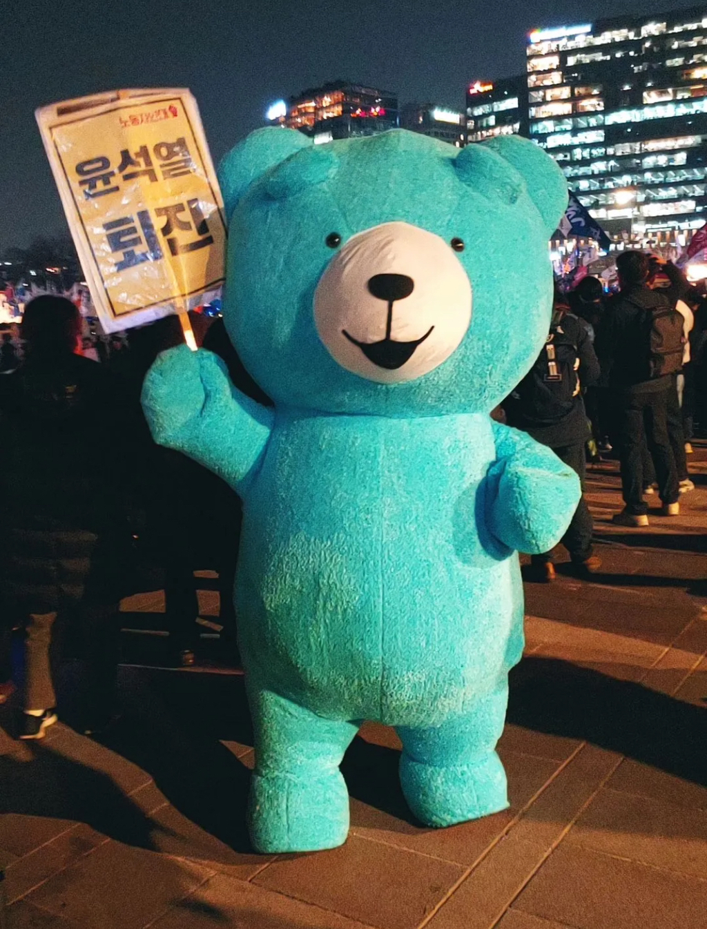 광화문 집회에서 곰꾸당하는 민주곰 | 인스티즈