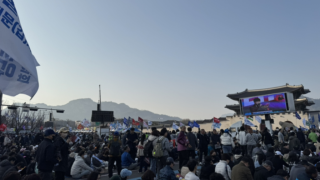 1호차 행진 끝나갈 때 막호차 사람들이 출발했던 🇰🇷윤석열 탄핵 찬성집회 행진(3/22) | 인스티즈