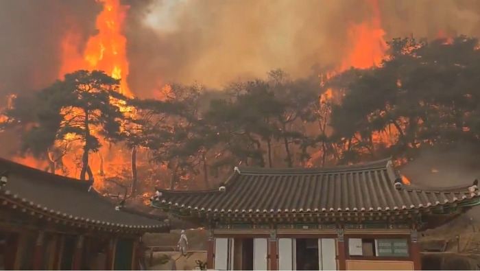  이번 경북 의성 산불로 인해 &apos;의상대사&apos;가 창건한 천년고찰 &apos;운람사&apos;가 전소되었습니..
