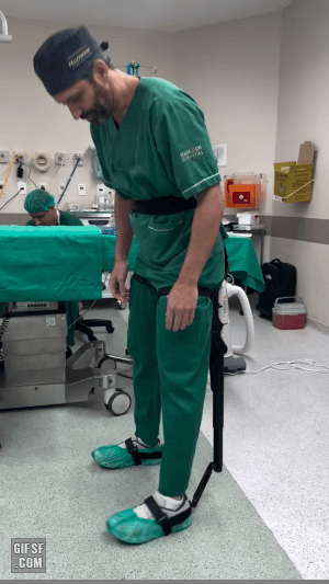 수술실에서 착용형 의자를 사용하는 의사 | 인스티즈