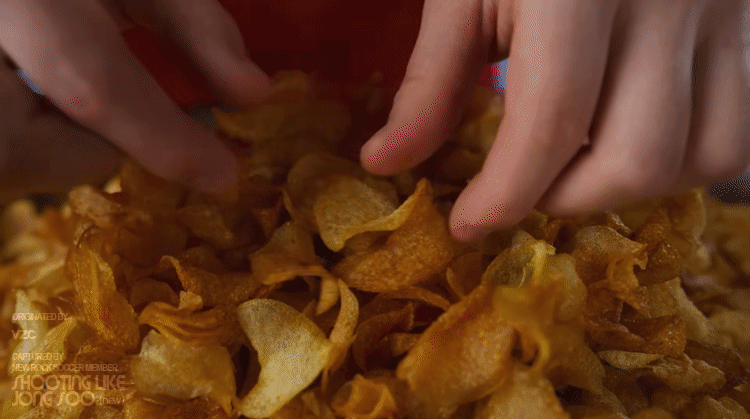 감자 한포대(35kg)로 만들 수 있는 감자칩의 양.gif | 인스티즈