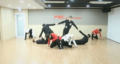 도입부부터 시선 확 끄는 남돌 신기한 안무들...gif | 인스티즈