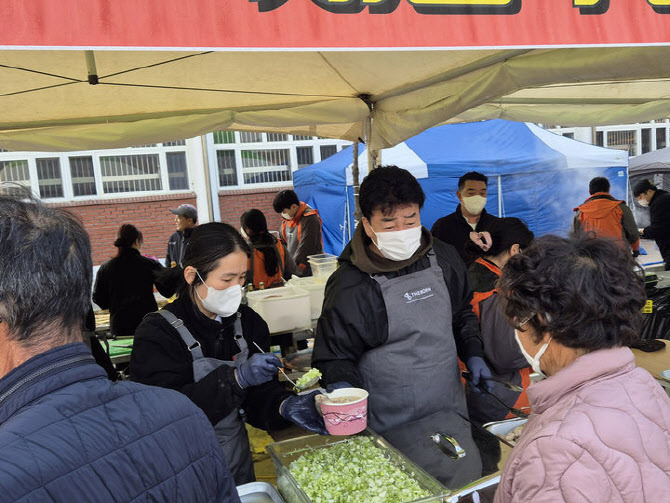 안동산불 이재민에 무료 식사 제공 중인 더본코리아 | 인스티즈
