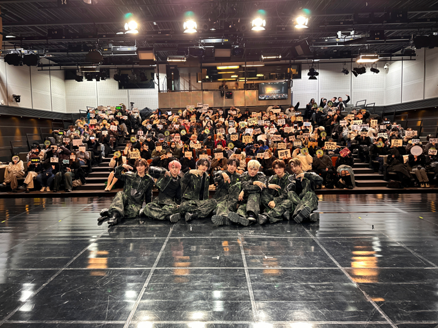 팬들한테 효자 소리 듣고 있는 신인 아이돌 역조공 물품 ...jpg | 인스티즈