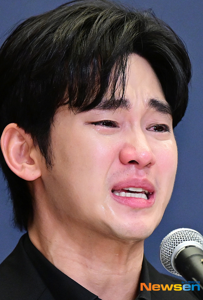 기자회견장에서 오열하는 김수현 | 인스티즈
