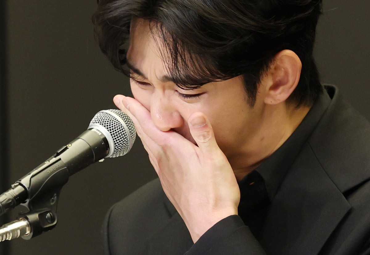 기자회견장에서 오열하는 김수현 | 인스티즈