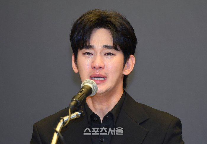  기자회견장에서 오열하는 김수현