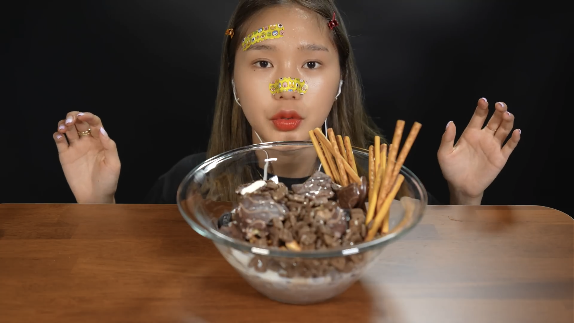 여러모로 놀라운 오마이걸 미미의 초코탕 먹방 | 인스티즈