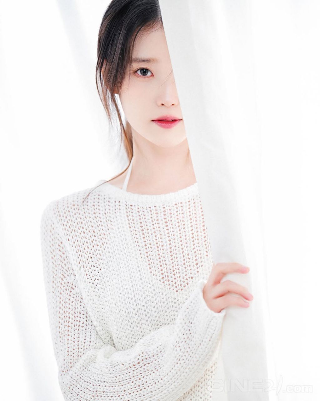 씨네21 아이유 커버 B컷 | 인스티즈