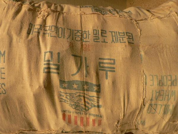 뭔 옷을 밀가루 포대 자루로 만들었나... 의 근본 | 인스티즈