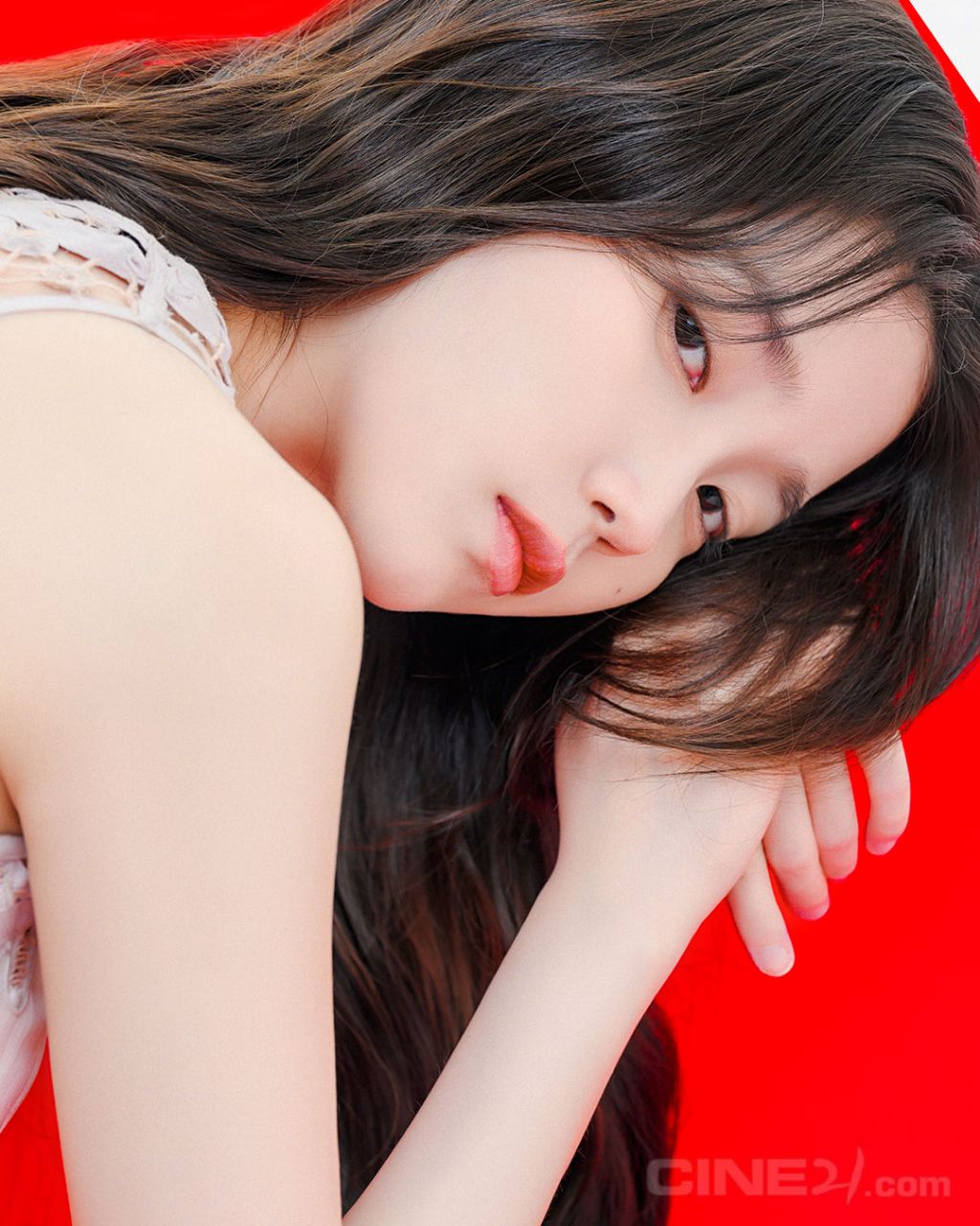 추가 공개된 아이유 씨네21 화보 | 인스티즈
